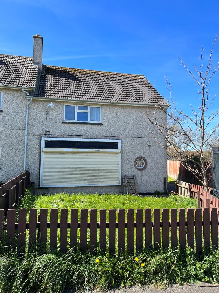 Lot: 18 - GROUND FLOOR COMMERCIAL UNIT WITH POTENTIAL - Front elevation with enclosed garden and drive to side